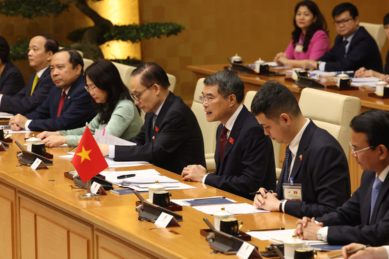 이재명 대통령과 면담하는 레 민 흥 총리