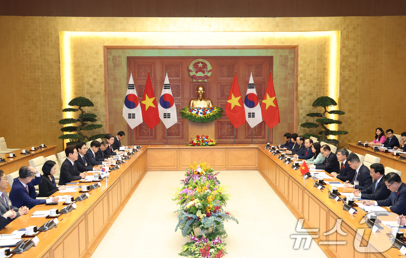 (하노이(베트남)=뉴스1) 이재명 기자 = 베트남을 국빈 방문 중인 이재명 대통령이 23일(현지시간) 하노이 총리실에서 레 민 흥 총리와 면담하고 있다. 2026.4.23/뉴스1