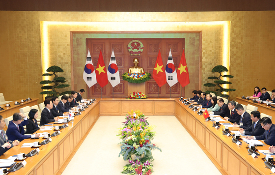 레 민 흥 총리와 면담하는 이재명 대통령