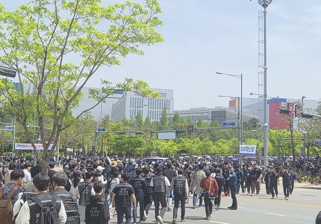 3만명 운집 삼성전자 노조 집회… 평택캠퍼스 '검은색 조끼' 물결