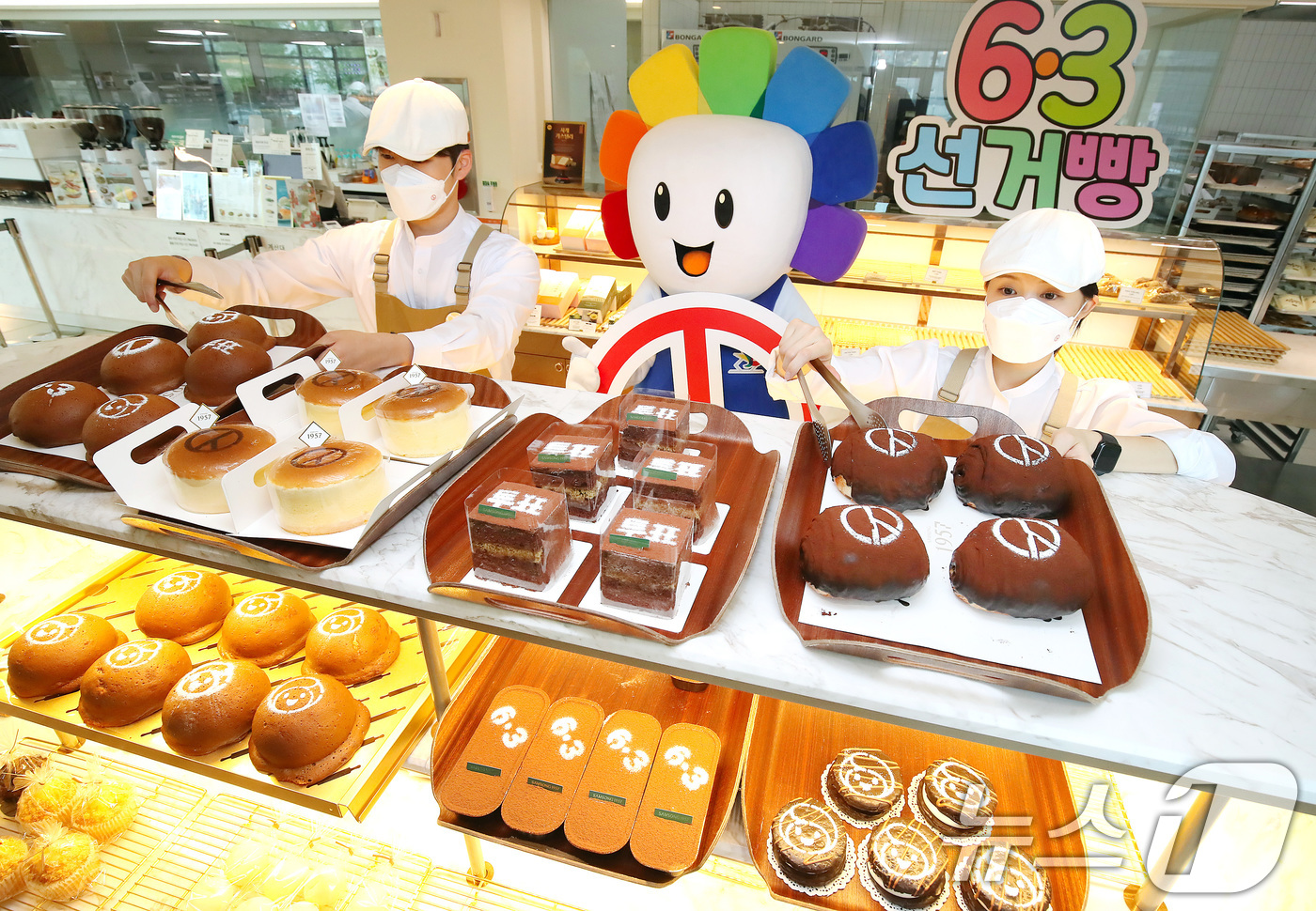 (대구=뉴스1) 공정식 기자 = 제9회 전국동시지방선거가 41일 앞으로 다가온 23일 대구 수성구 수성못 삼송1957 매장에서 직원들이 선거일, 기표마크, 선관위 캐릭터 등으로 장 …