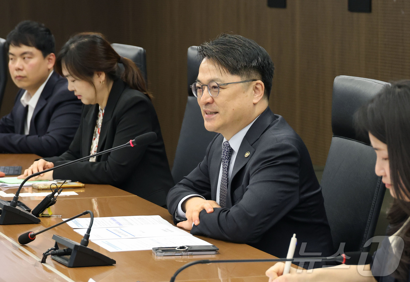 (서울=뉴스1) = 문신학 산업통상부 차관이 23일 오전 서울 중구 대한상공회의소 대회의실에서 철강업계 간담회를 주재하고 있다. (산업통상부 제공. 재판매 및 DB 금지)  202 …