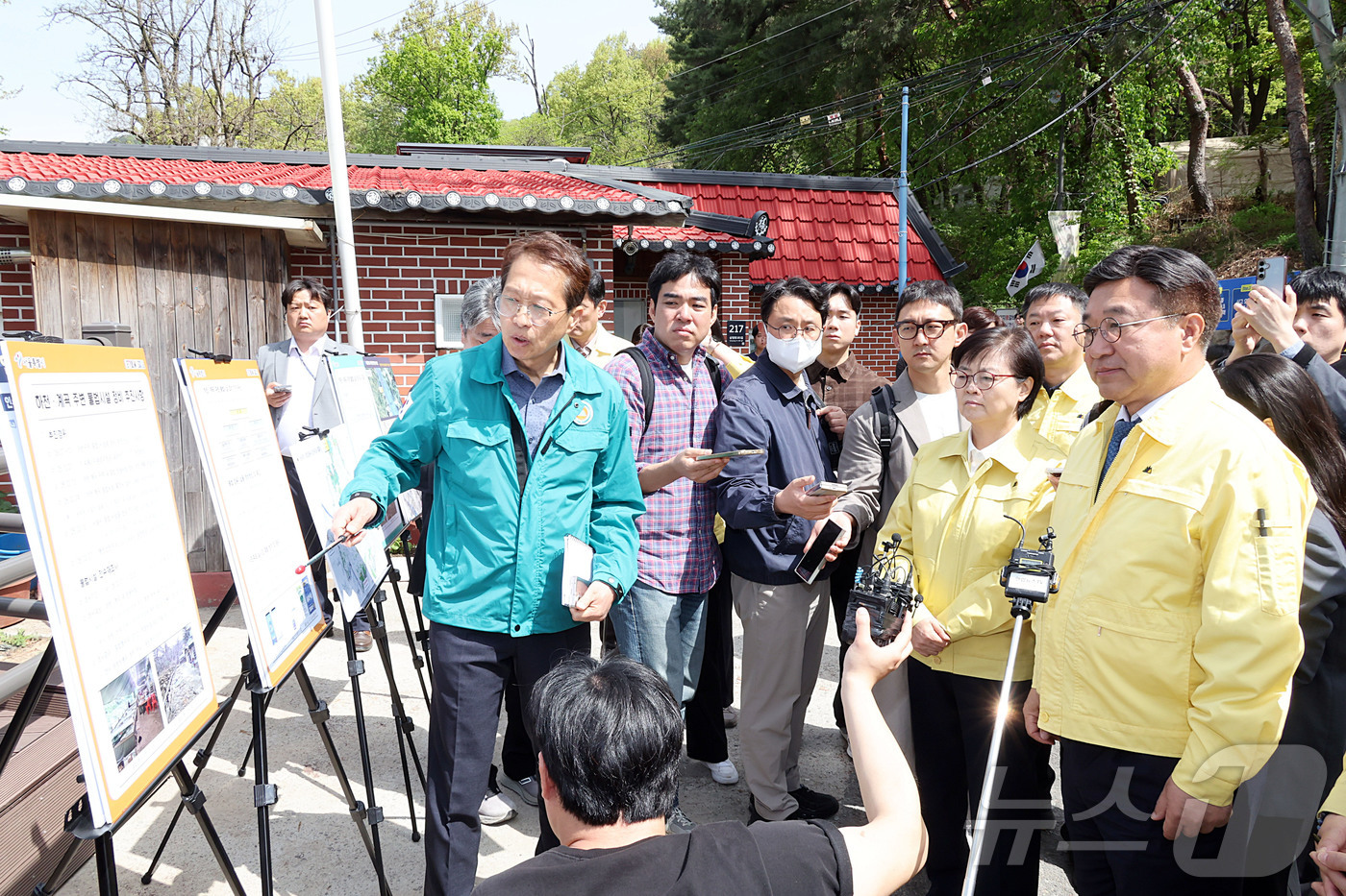 (서울=뉴스1) = 윤호중 행정안전부 장관이 23일 오전 서울 우이동 인수천 인근 하천-계곡 불법 점용시설 정비 추진사항을 듣고 있다. (행정안전부 제공. 재판매 및 DB 금지) …