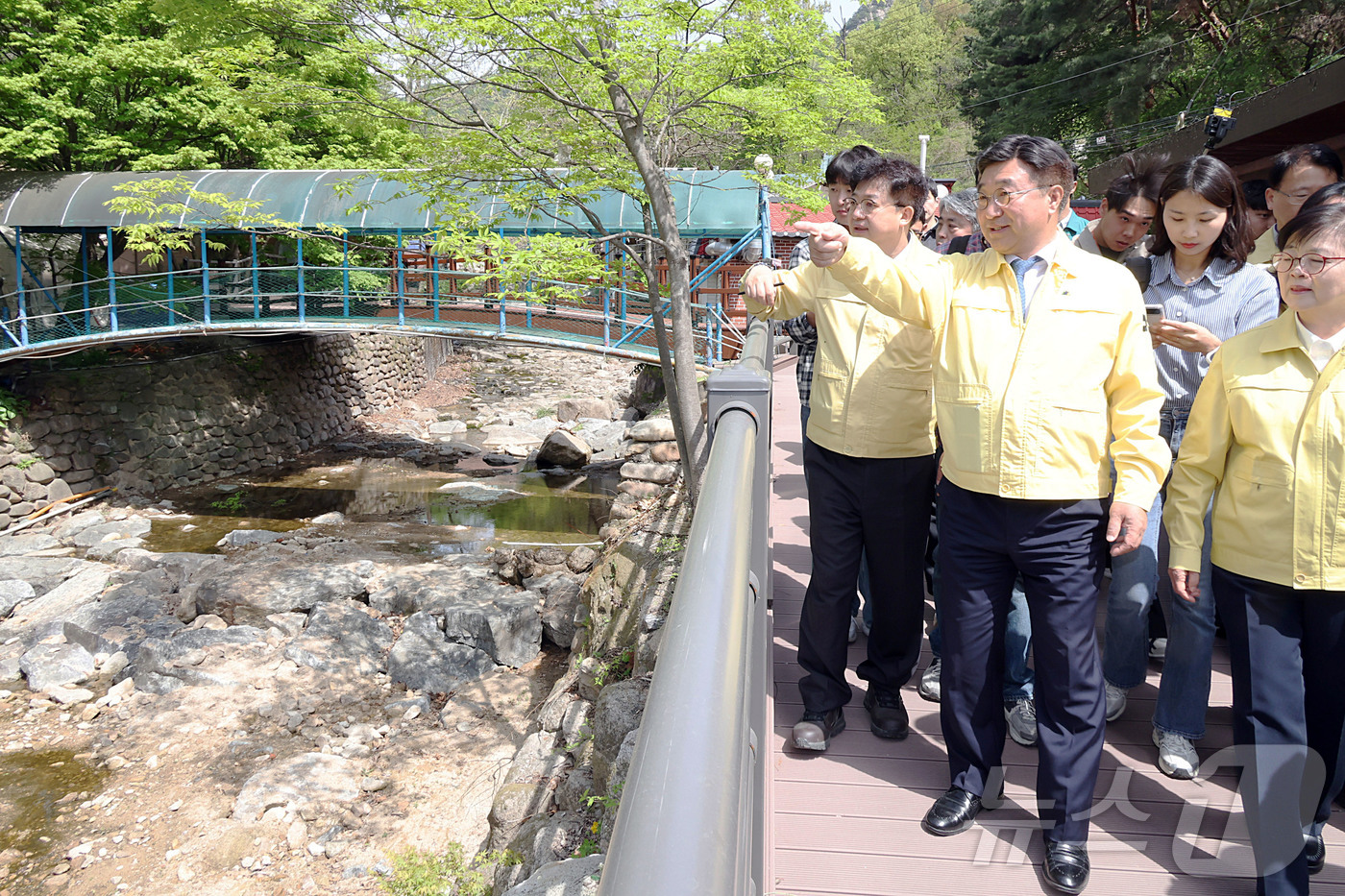 (서울=뉴스1) = 윤호중 행정안전부 장관이 23일 오전 서울 우이동 인수천 인근 하천-계곡 불법 점용시설 정비실태 현장을 점검하고 있다. (행정안전부 제공. 재판매 및 DB 금지 …