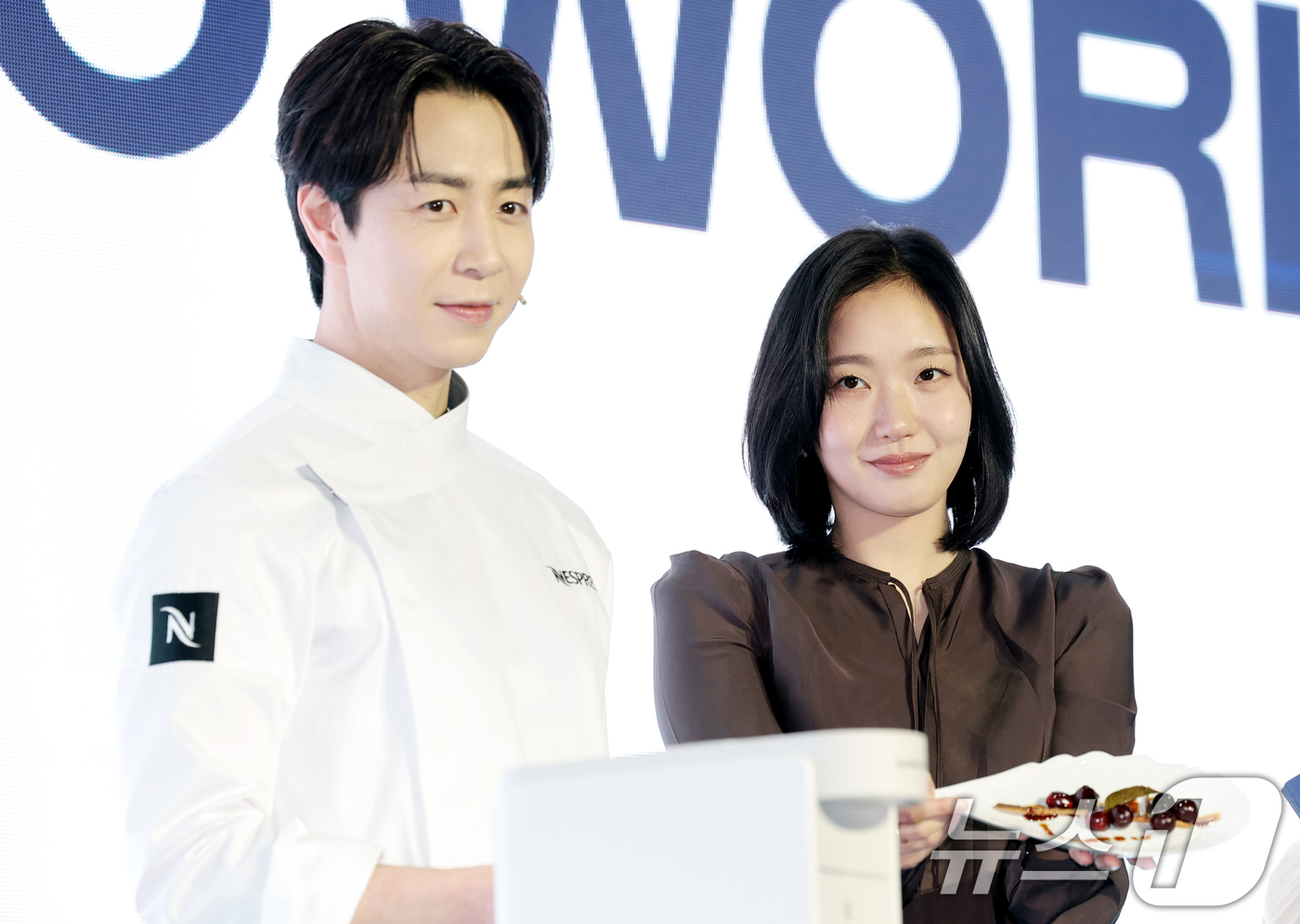 (서울=뉴스1) 권현진 기자 = 손종원 셰프와 김고은(오른쪽)이 23일 서울 성수동 앤더슨씨에서 열린 커피 브랜드 ‘네스프레소’의 ‘버츄오 월드 미디어 데이’ 행사에서 포즈를 취하 …