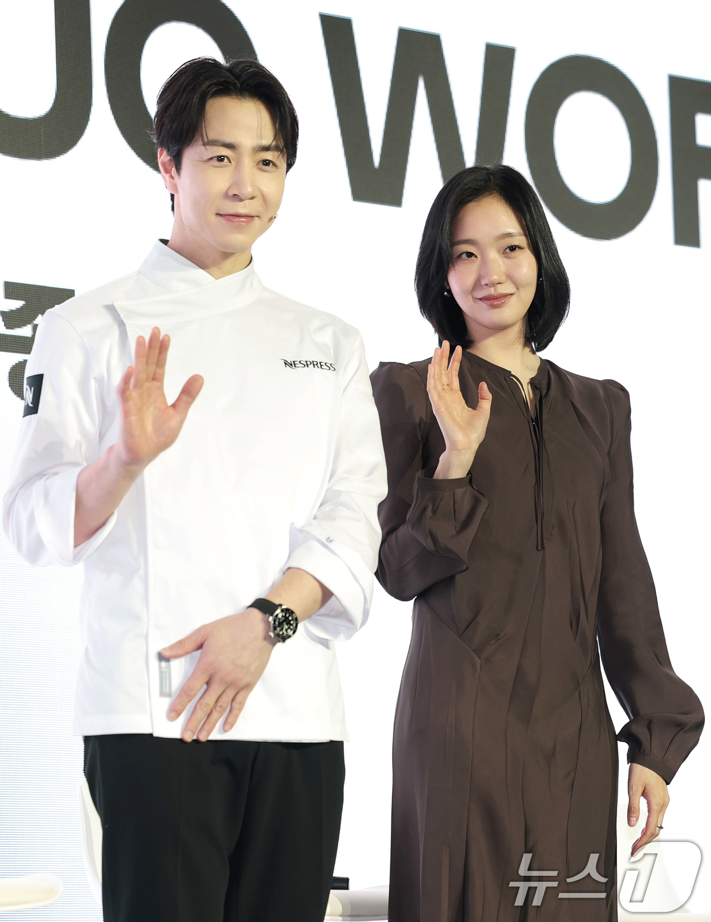 (서울=뉴스1) 권현진 기자 = 손종원 셰프와 김고은(오른쪽)이 23일 서울 성수동 앤더슨씨에서 열린 커피 브랜드 ‘네스프레소’의 ‘버츄오 월드 미디어 데이’ 행사에서 포즈를 취하 …