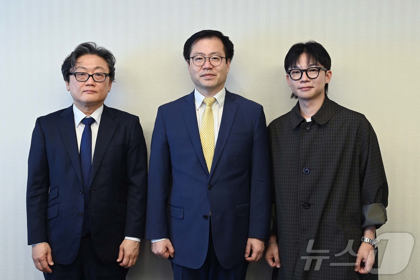 (서울=뉴스1) = 여한구 산업통상부 통상교섭본부장이 23일(현지시간) 일본 도쿄 제국호텔에서 박하민 메디쿼터스 CBO(오른쪽), 김양수 샵리스트 CEO와 면담 후 기념 촬영 하고 …
