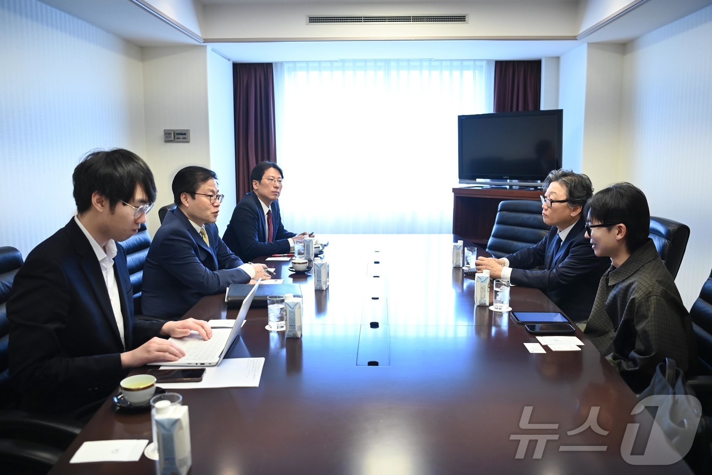 (서울=뉴스1) = 여한구 산업통상부 통상교섭본부장이 23일(현지시간) 일본 도쿄 제국호텔에서 박하민 메디쿼터스 CBO, 김양수 샵리스트 CEO와 면담을 하고 있다. (산업통상부 …