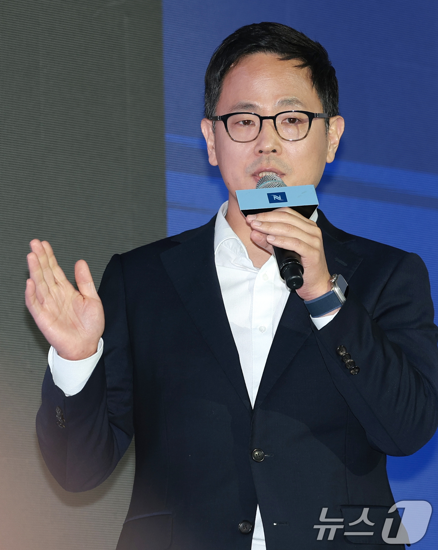 (서울=뉴스1) 권현진 기자 = 박성용 네스프레소 대표가 23일 서울 성수동 앤더슨씨에서 열린 커피 브랜드 ‘네스프레소’의 ‘버츄오 월드 미디어 데이’ 행사에서 버츄오 업 소개를 …