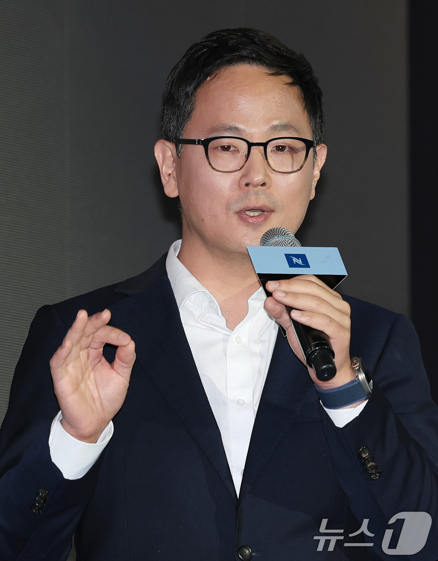 (서울=뉴스1) 권현진 기자 = 박성용 네스프레소 대표가 23일 서울 성수동 앤더슨씨에서 열린 커피 브랜드 ‘네스프레소’의 ‘버츄오 월드 미디어 데이’ 행사에서 버츄오 업 소개를 …