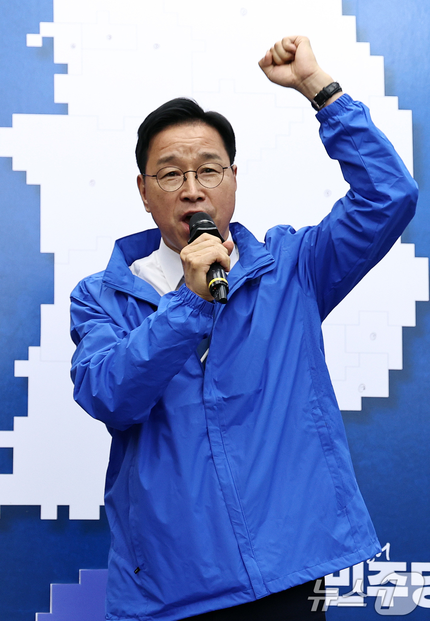 (서울=뉴스1) 구윤성 기자 = 위성곤 더불어민주당 제주도지사 후보가 23일 서울 여의도 국회에서 열린 6·3 지방선거 광역단체장 후보 연석회의에서 각오를 밝히고 있다.  2026 …