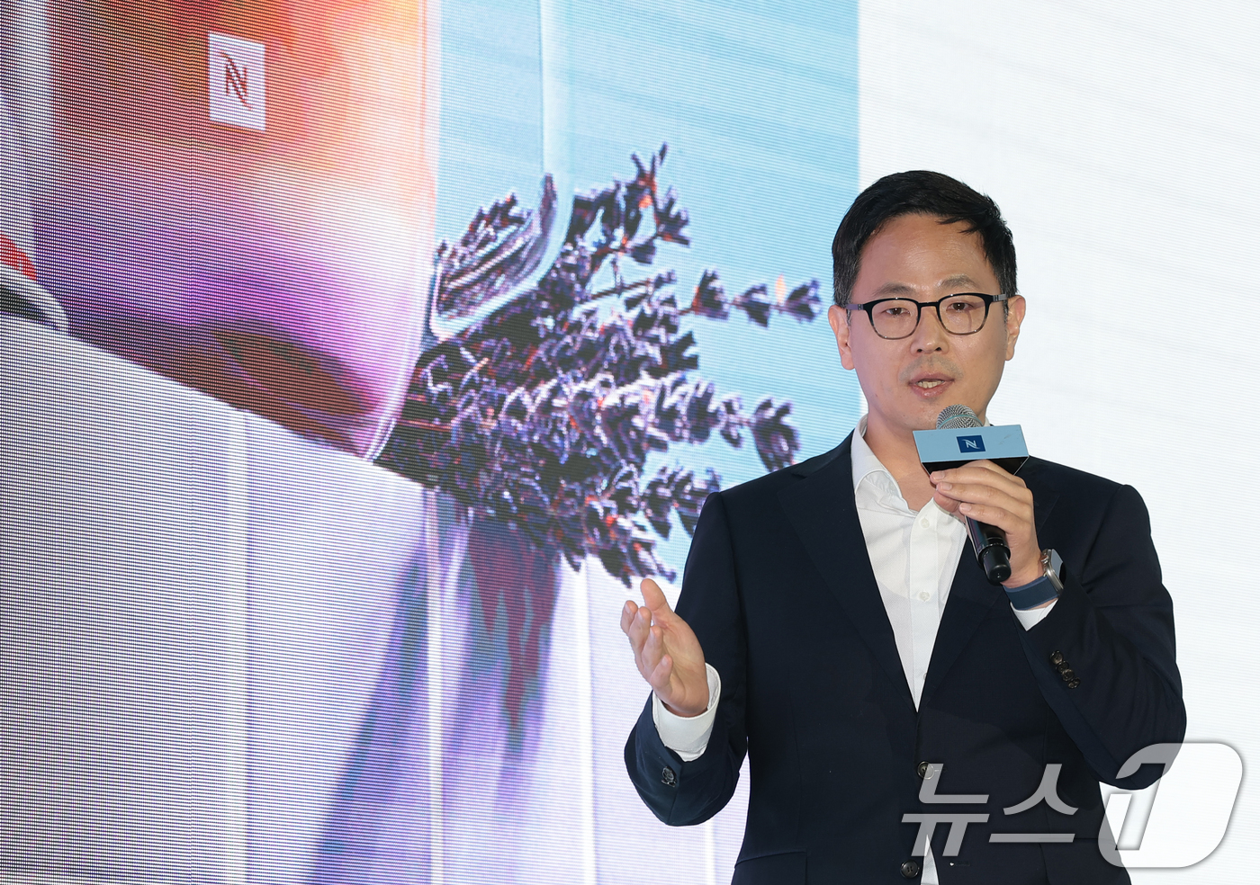 (서울=뉴스1) 권현진 기자 = 박성용 네스프레소 대표가 23일 서울 성수동 앤더슨씨에서 열린 커피 브랜드 ‘네스프레소’의 ‘버츄오 월드 미디어 데이’ 행사에서 버츄오 업 소개를 …