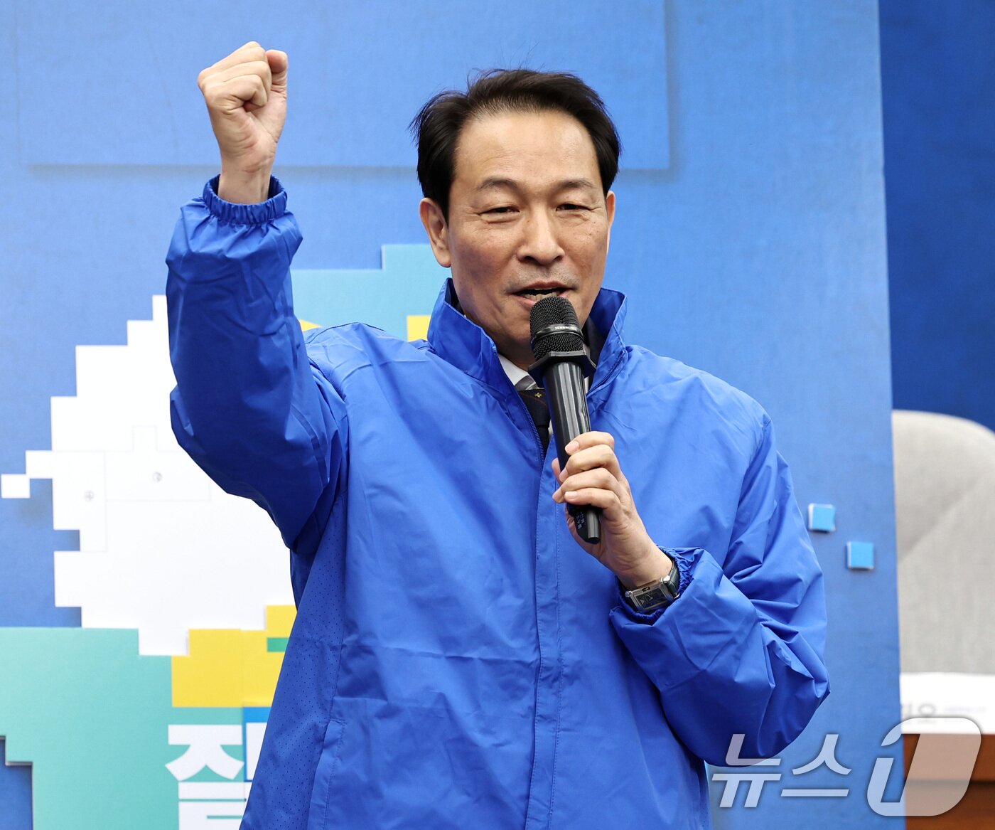 본문 이미지 - 우상호 더불어민주당 강원도지사 후보가 23일 서울 여의도 국회에서 열린 6·3 지방선거 광역단체장 후보 연석회의에서 각오를 밝히고 있다. 2026.4.23 ⓒ 뉴스1 구윤성 기자