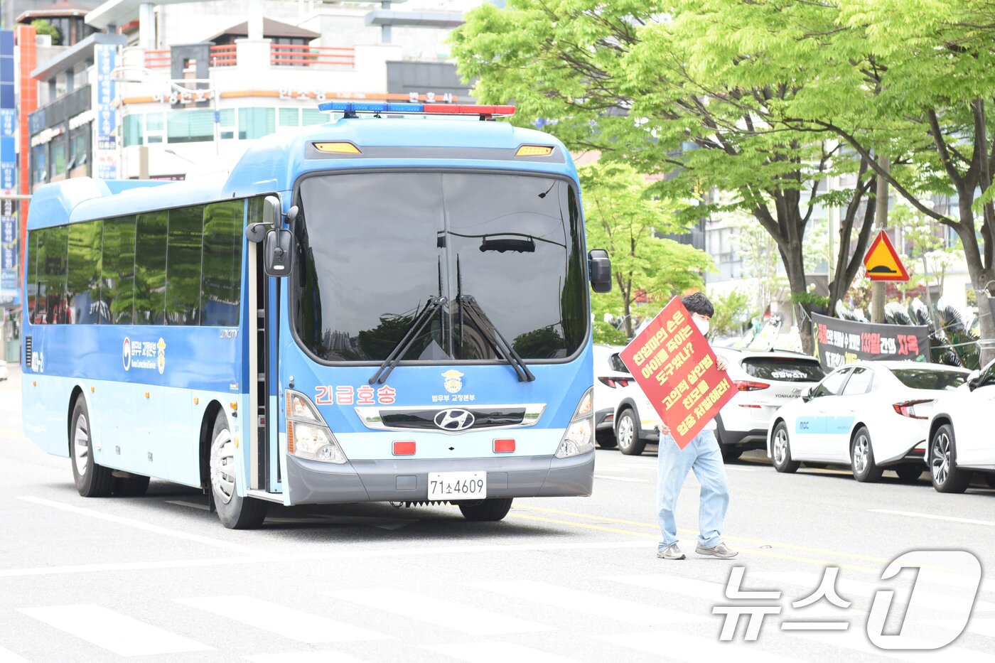 본문 이미지 - 23일 여수 영아살해 사건 선고를 앞두고 정문에서 집회를 벌이던 시민들이 호송차를 막아선 채 엄벌을 촉구하고 있다. ⓒ 뉴스1 김성준 기자