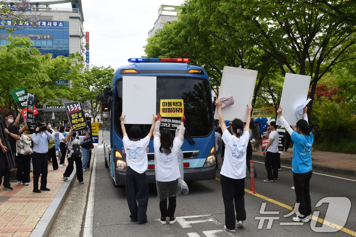 (순천=뉴스1) 김성준 기자 = 23일 여수 영아살해 사건 선고를 앞두고 정문에서 집회를 벌이던 시민들이 호송차를 막아선 채 엄벌을 촉구하고 있다.  2026.4.23/뉴스1