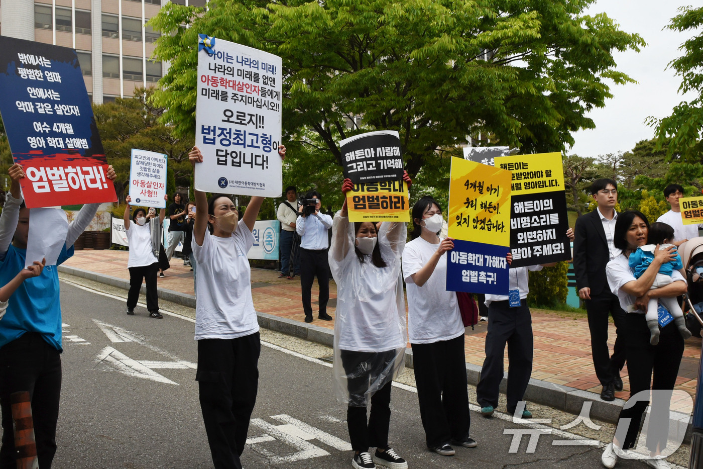 (순천=뉴스1) 김성준 기자 = 23일 여수 영아살해 사건 선고를 앞두고 정문에서 집회를 벌이던 시민들이 호송차를 막아선 채 엄벌을 촉구하고 있다.  2026.4.23/뉴스1
