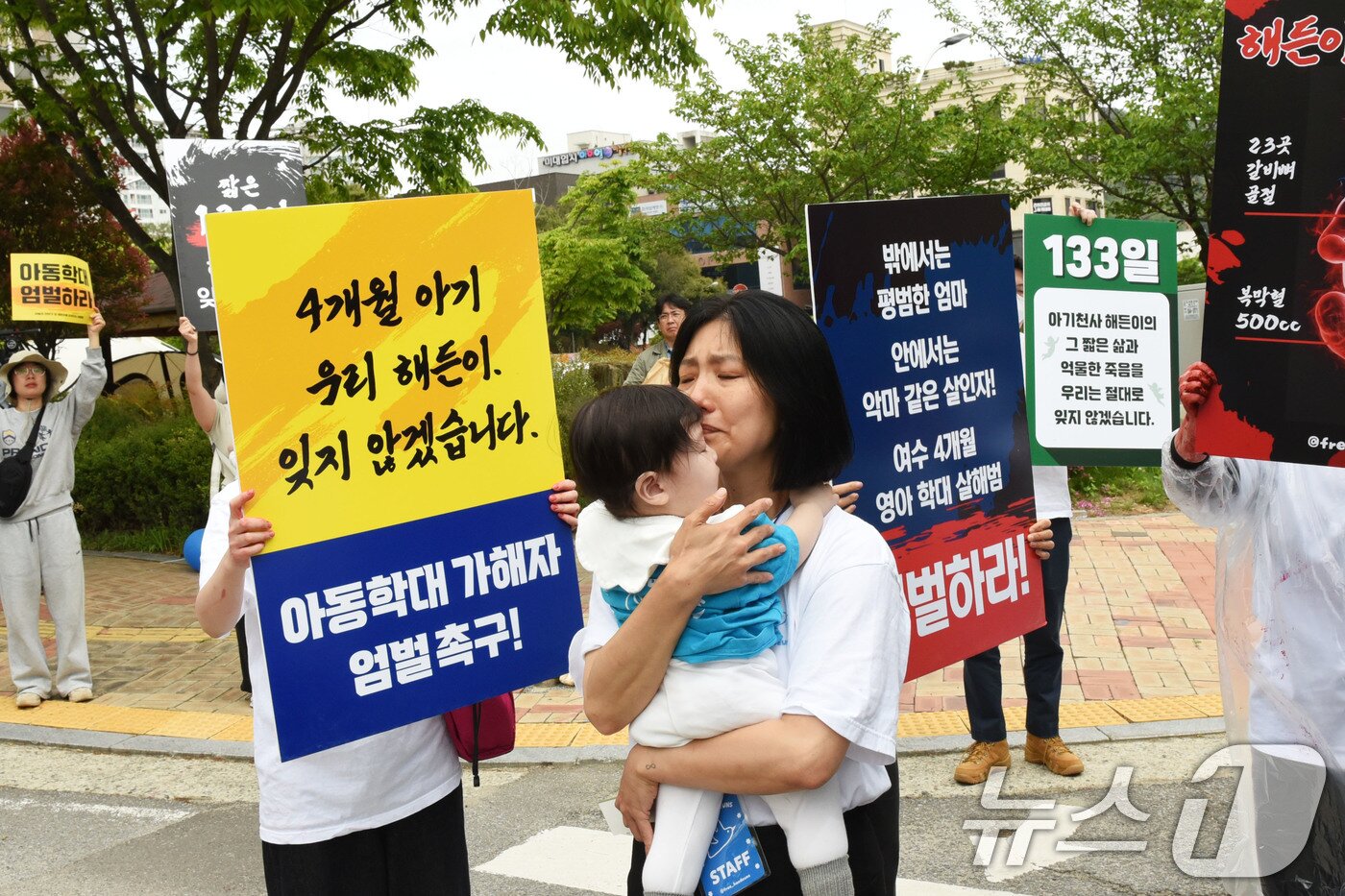본문 이미지 - 23일 여수 영아살해 사건 선고를 앞두고 정문에서 호송차를 막아선 한 시민이 눈물을 흘리고 있다. 2026.4.23 ⓒ 뉴스1 김성준 기자