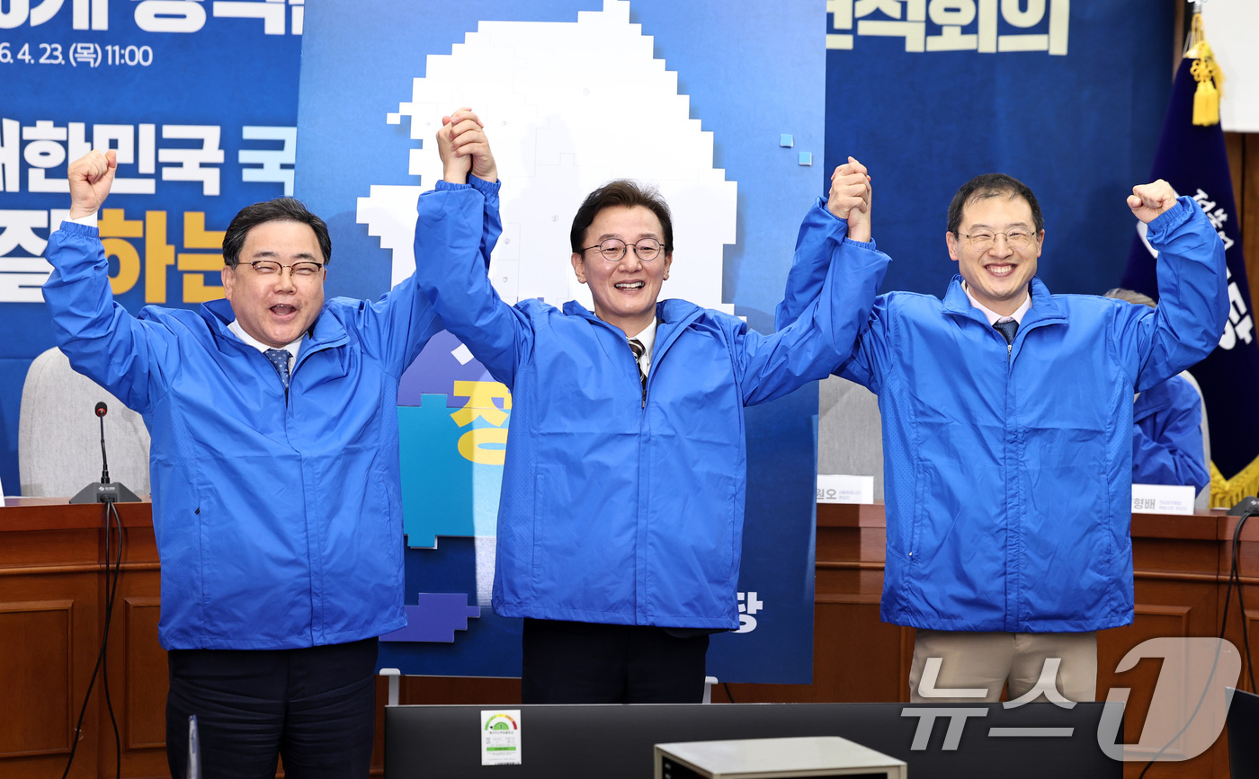 (서울=뉴스1) 구윤성 기자 = 더불어민주당 허성무 경남도당위원장(왼쪽, 김경수 경남지사 후보 대리)과 전재수 부산시장, 김상욱 울산시장 후보가  23일 서울 여의도 국회에서 열린 …