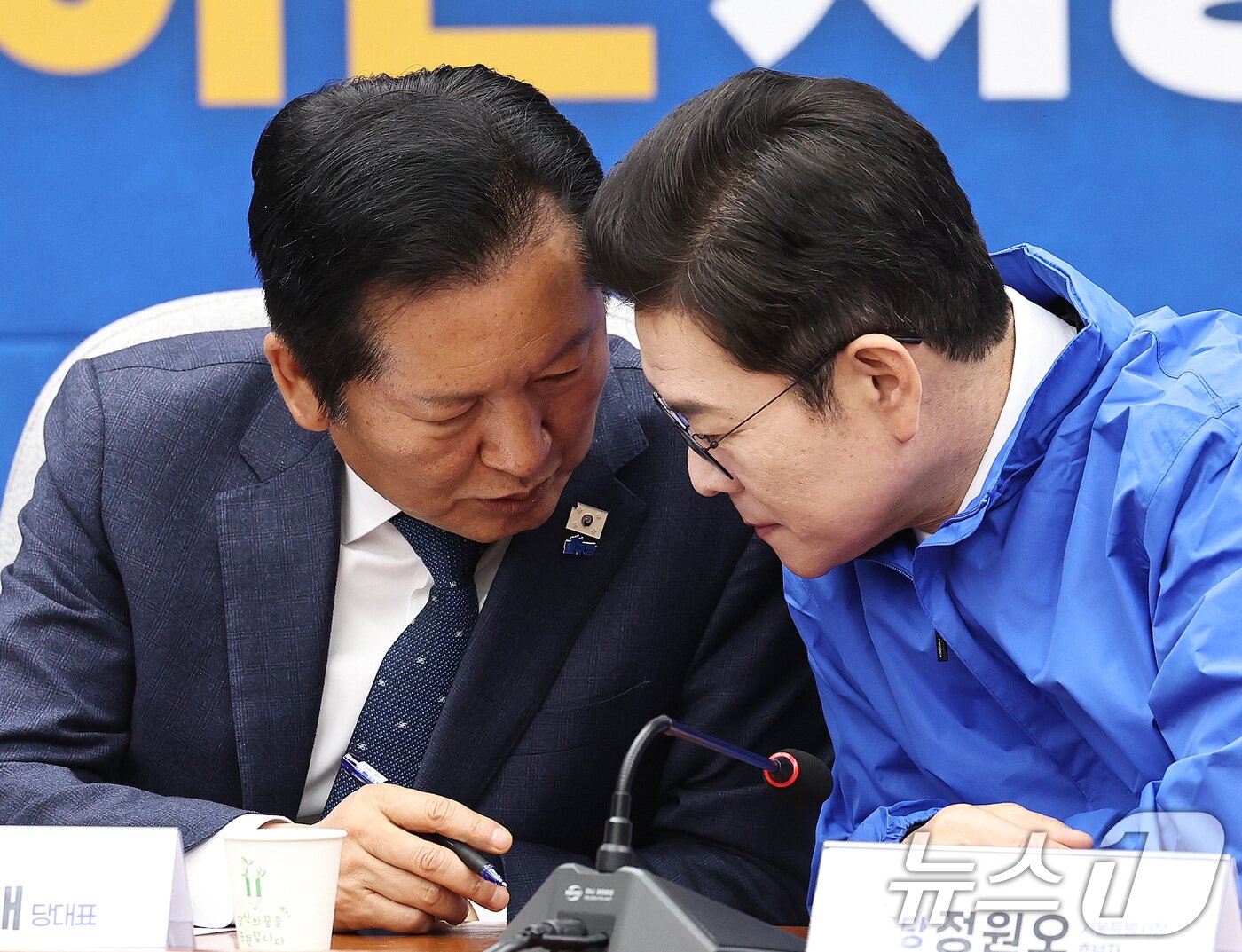 본문 이미지 - 더불어민주당 정청래 대표(왼쪽)와 정원오 서울시장 후보가 23일 서울 여의도 국회에서 열린 6·3 지방선거 광역단체장 후보 연석회의에서 대화하고 있다. 2026.4.23 ⓒ 뉴스1 구윤성 기자