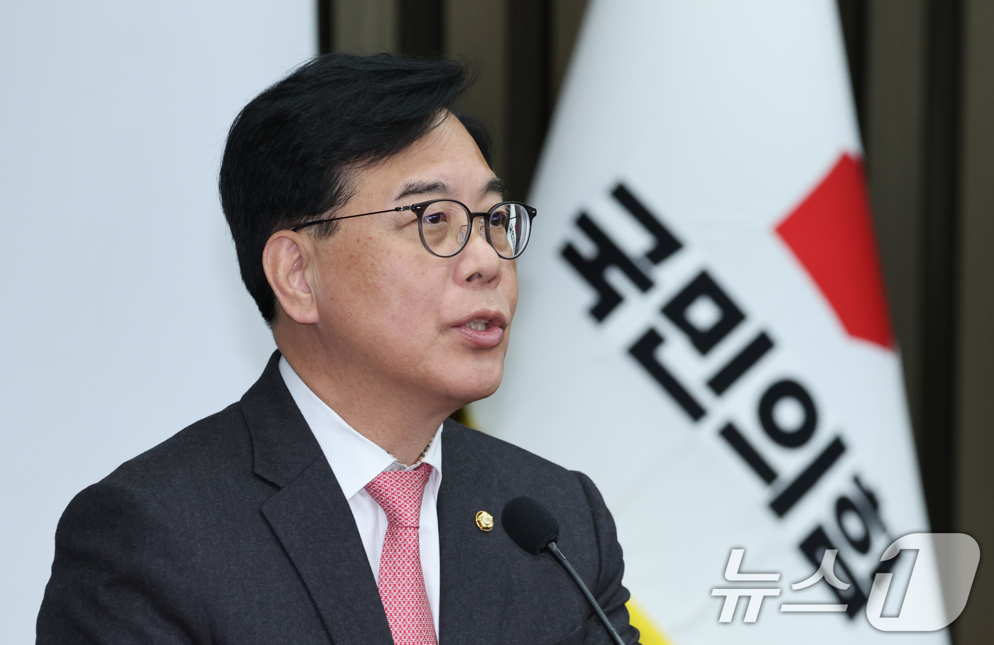 (서울=뉴스1) 신웅수 기자 = 송언석 국민의힘 원내대표가 23일 서울 여의도 국회에서 열린 의원총회에서 발언하고 있다. 2026.4.23/뉴스1