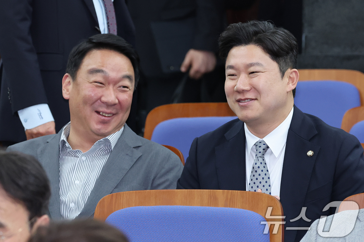 (서울=뉴스1) 신웅수 기자 = 정희용 국민의힘 사무총장(왼쪽)과 진종오 의원이 23일 서울 여의도 국회에서 열린 의원총회에서 대화하고 있다. 2026.4.23/뉴스1