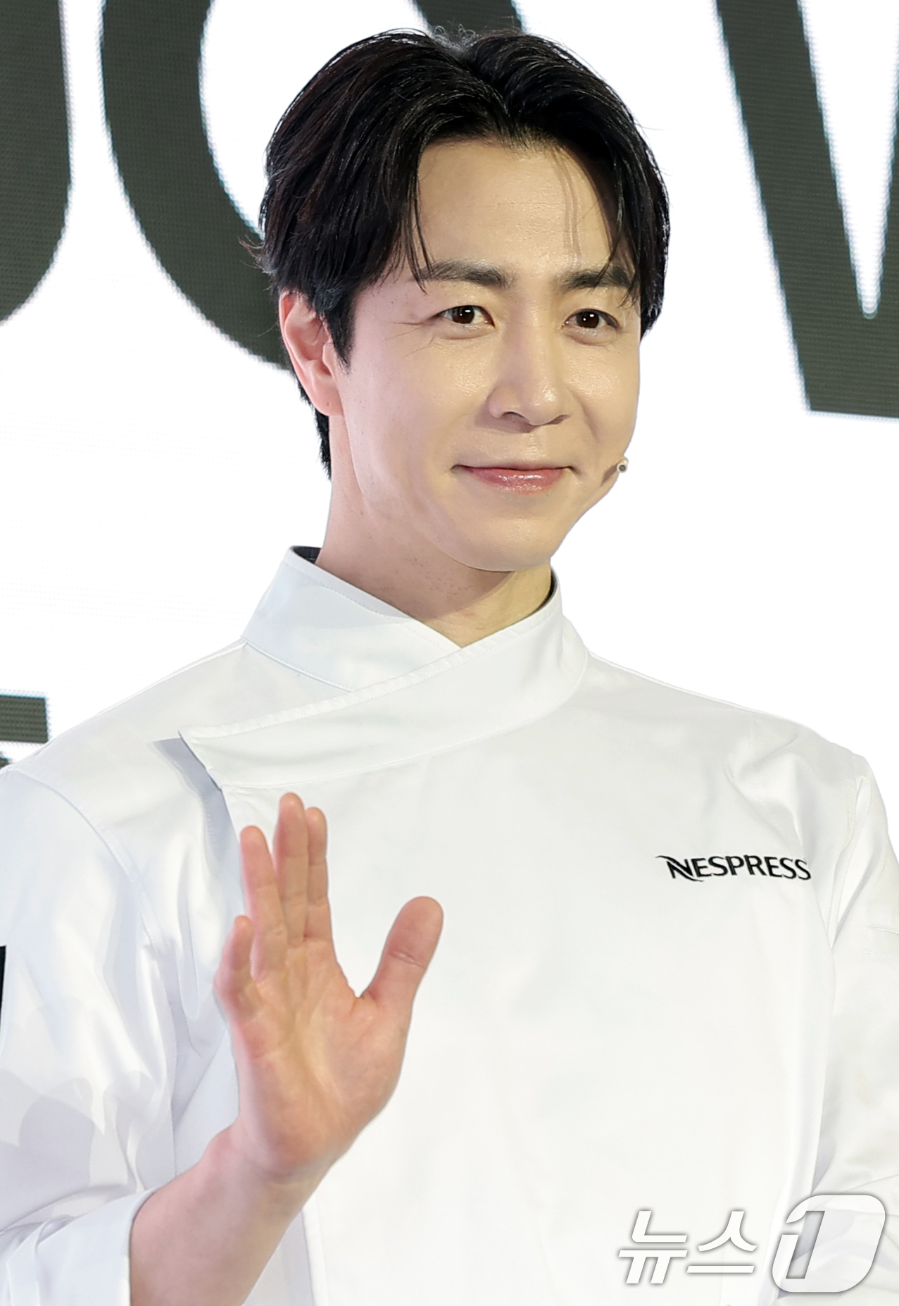 (서울=뉴스1) 권현진 기자 = 손종원 셰프가 23일 서울 성수동 앤더슨씨에서 열린 커피 브랜드 ‘네스프레소’의 ‘버츄오 월드 미디어 데이’ 행사에서 포즈를 취하고 있다. 2026 …