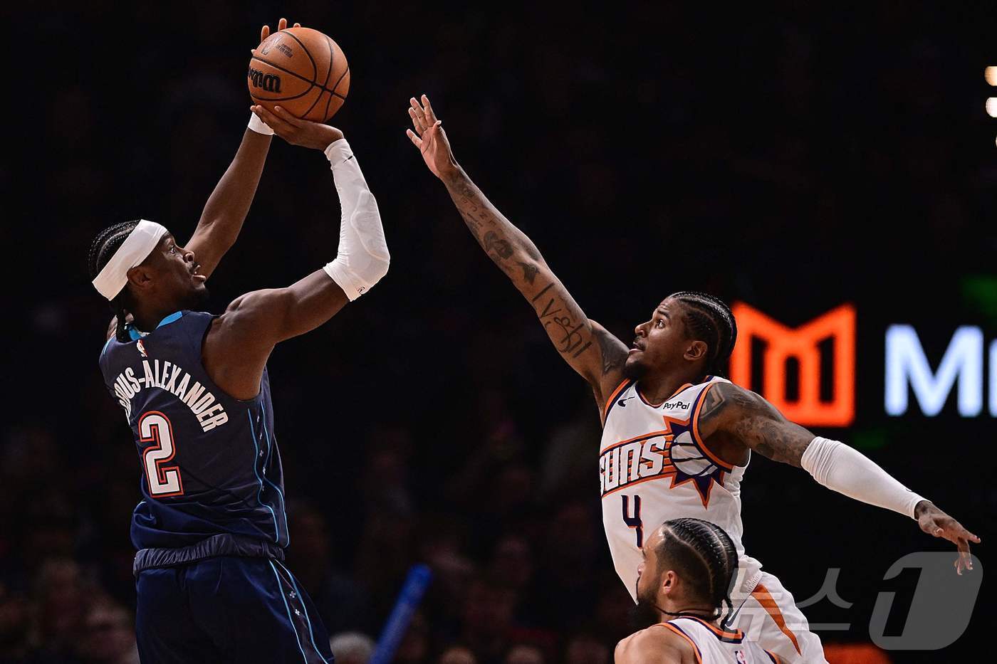 본문 이미지 - NBA 오클라호마시티 길저스-알렉산더(왼쪽)가 23일(한국시간) 피닉스와 경기에서 슛을 쏘고 있다. ⓒ AFP=뉴스1