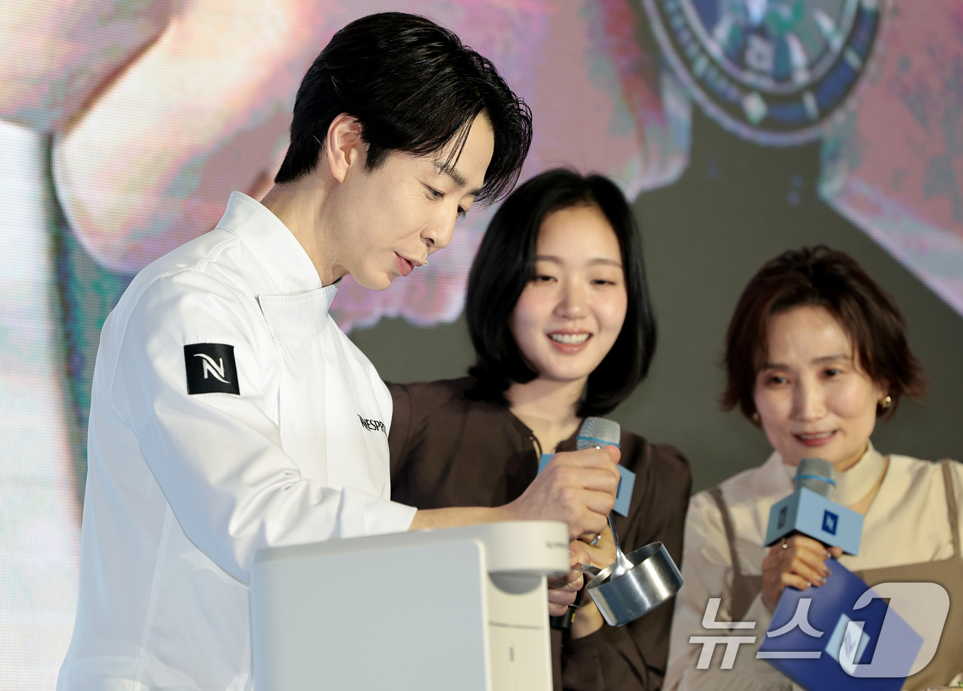 (서울=뉴스1) 권현진 기자 = 손종원 셰프(왼쪽)가 23일 서울 성수동 앤더슨씨에서 열린 커피 브랜드 ‘네스프레소’의 ‘버츄오 월드 미디어 데이’ 행사에서 김고은과 박경림 앞에서 …