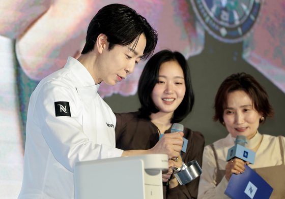 시연 하는 미쉐린 스타 셰프 손종원