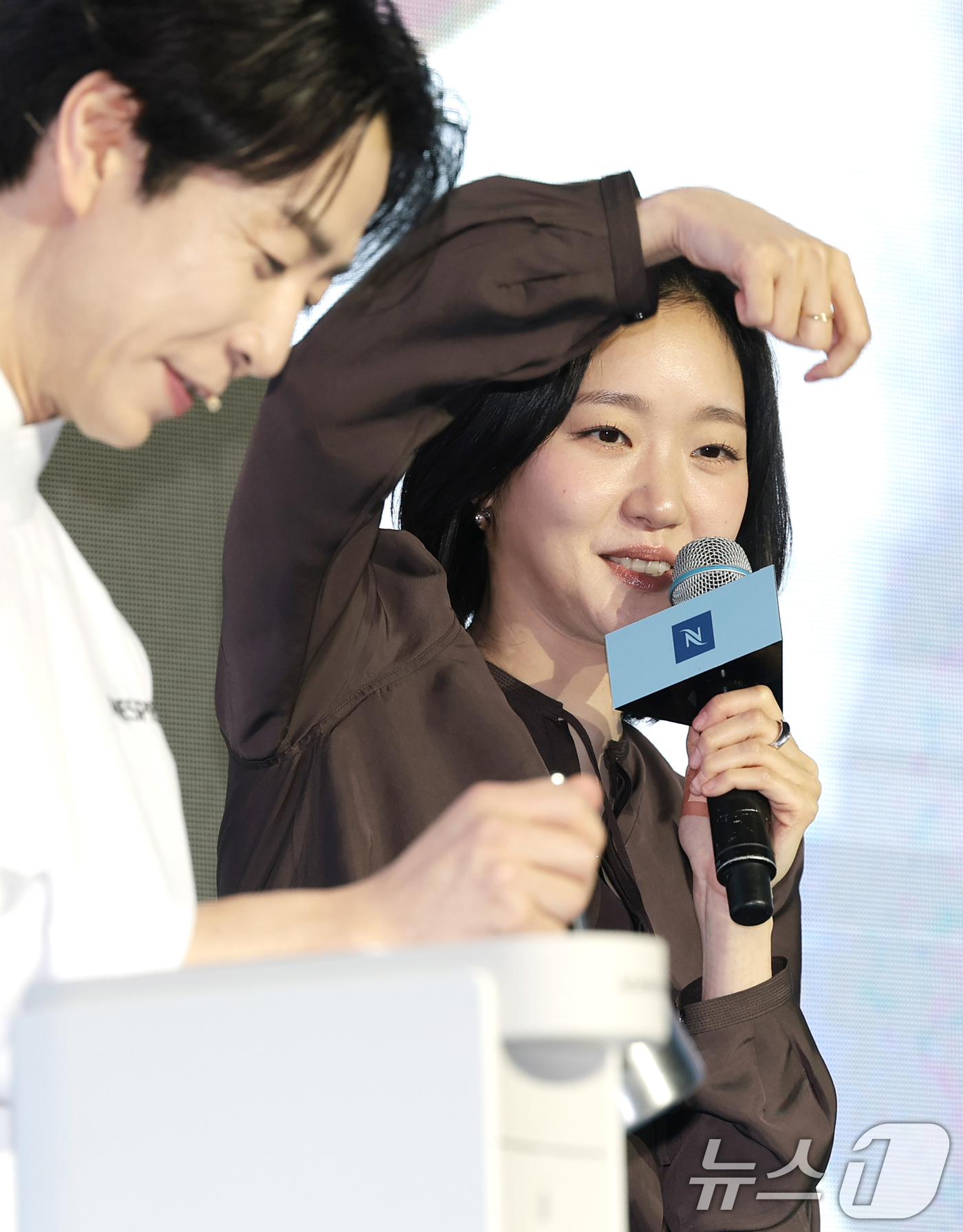 (서울=뉴스1) 권현진 기자 = 배우 김고은(오른쪽)이 23일 서울 성수동 앤더슨씨에서 열린 커피 브랜드 ‘네스프레소’의 ‘버츄오 월드 미디어 데이’ 행사에서 미쉐린 스타 셰프 손 …