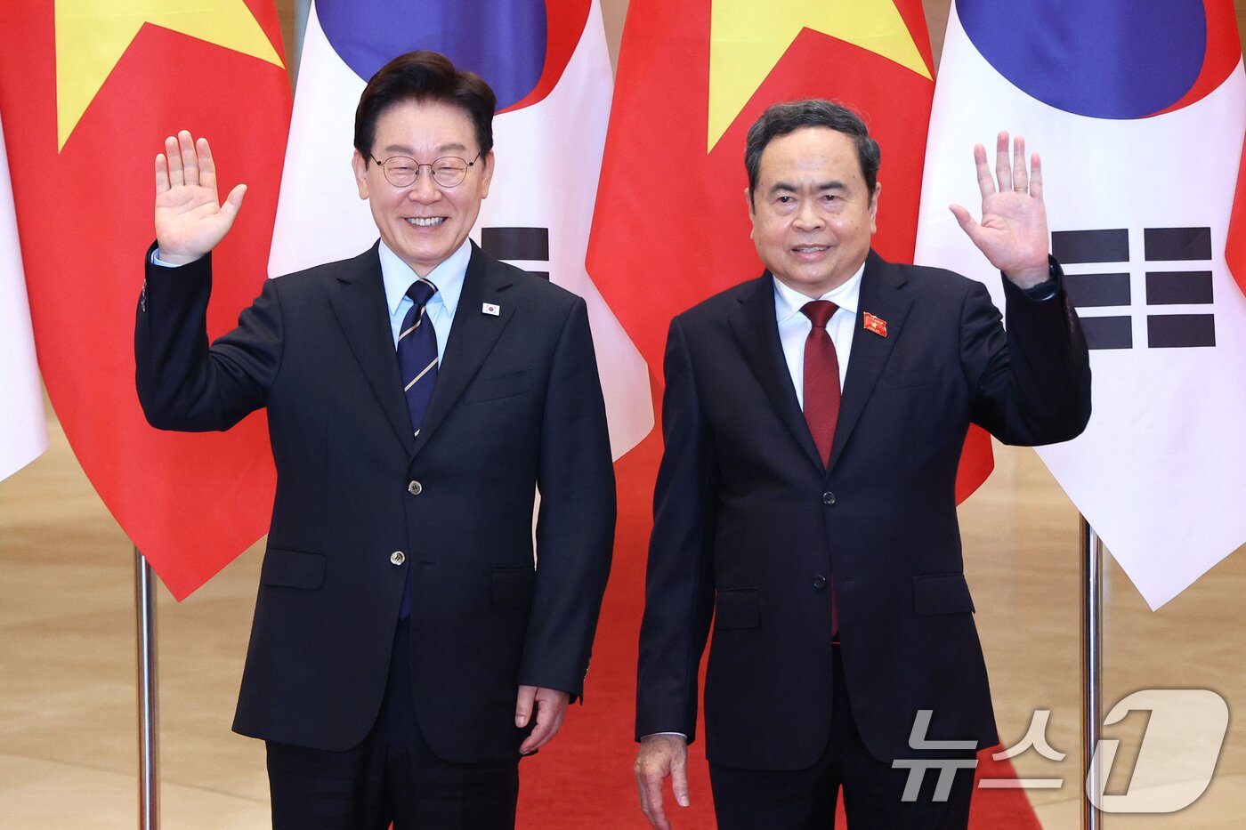 본문 이미지 - 베트남을 국빈 방문 중인 이재명 대통령이 23일(현지시간) 하노이 국회에서 쩐 타인 먼 국회의장과 면담을 하기 앞서 기념촬영을 하고 있다. 2026.4.23 ⓒ 뉴스1 이재명 기자