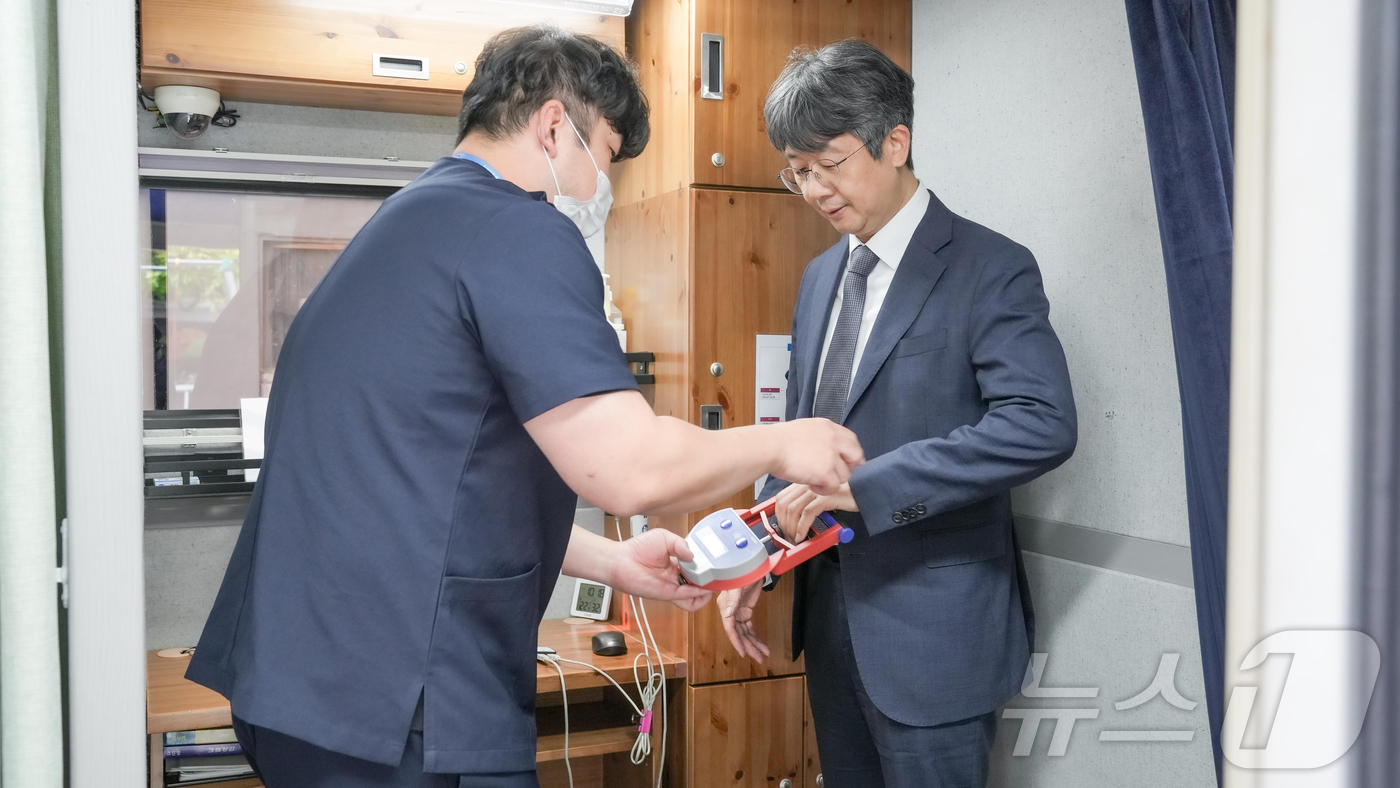 (서울=뉴스1) = 임승관 질병관리청장이 23일 오전 충청북도 청주 소재 국민건강영양조사 이동검진차량에서 악력 검사를 직접 체험하고 있다. (질병관리청 제공. 재판매 및 DB 금지 …