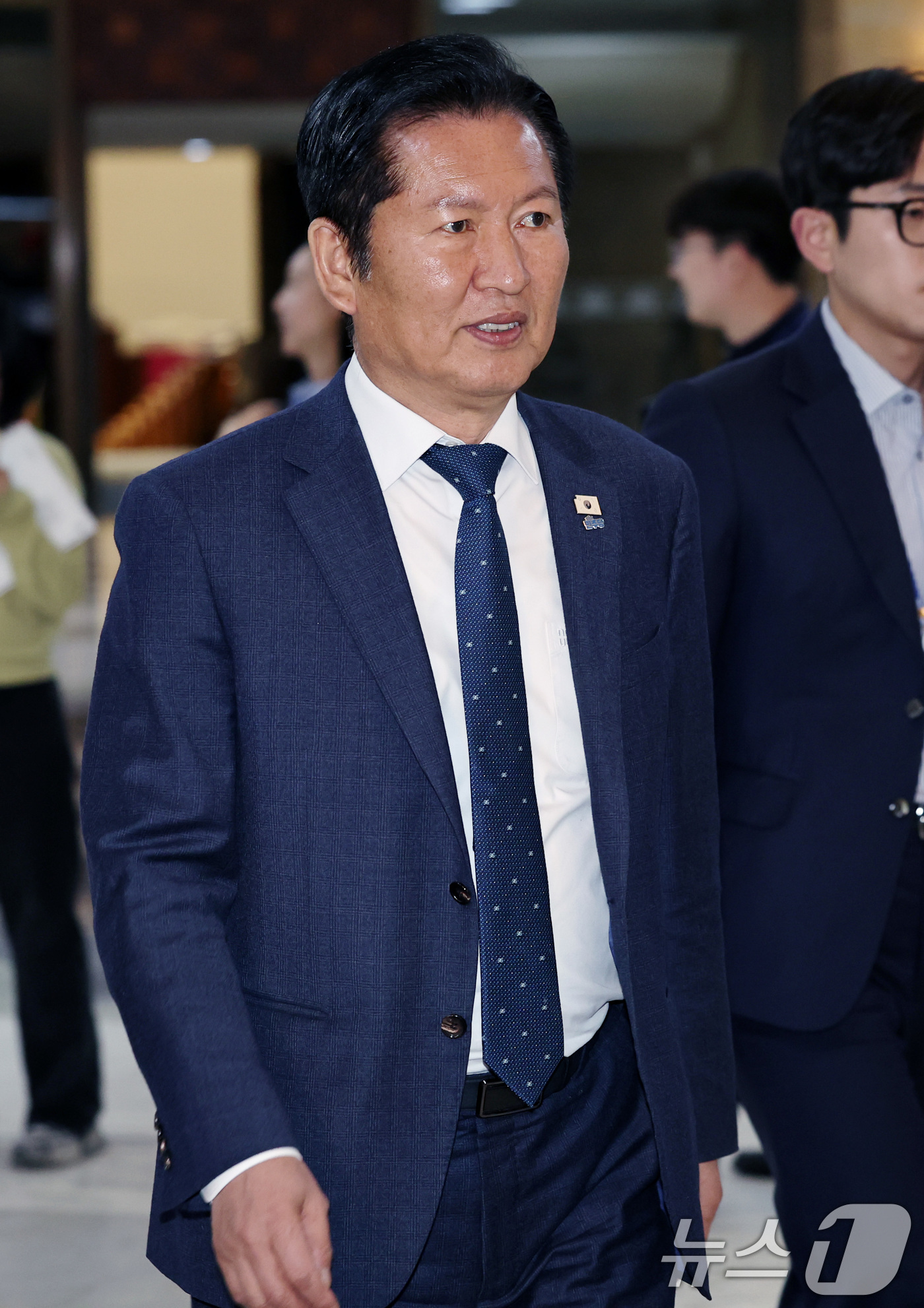 (서울=뉴스1) 구윤성 기자 = 정청래 더불어민주당 대표가 23일 오후 서울 여의도 국회에서 열린 의원총회에 참석하고 있다.  2026.4.23/뉴스1