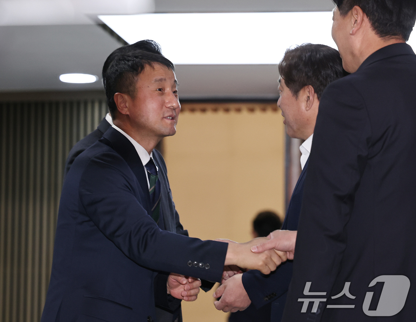 (서울=뉴스1) 구윤성 기자 = 더불어민주당 원내대표 연임에 도전하는 한병도 의원이 23일 오후 서울 여의도 국회에서 의원총회에 참석하는 동료 의원들과 인사 나누고 있다. 2026 …