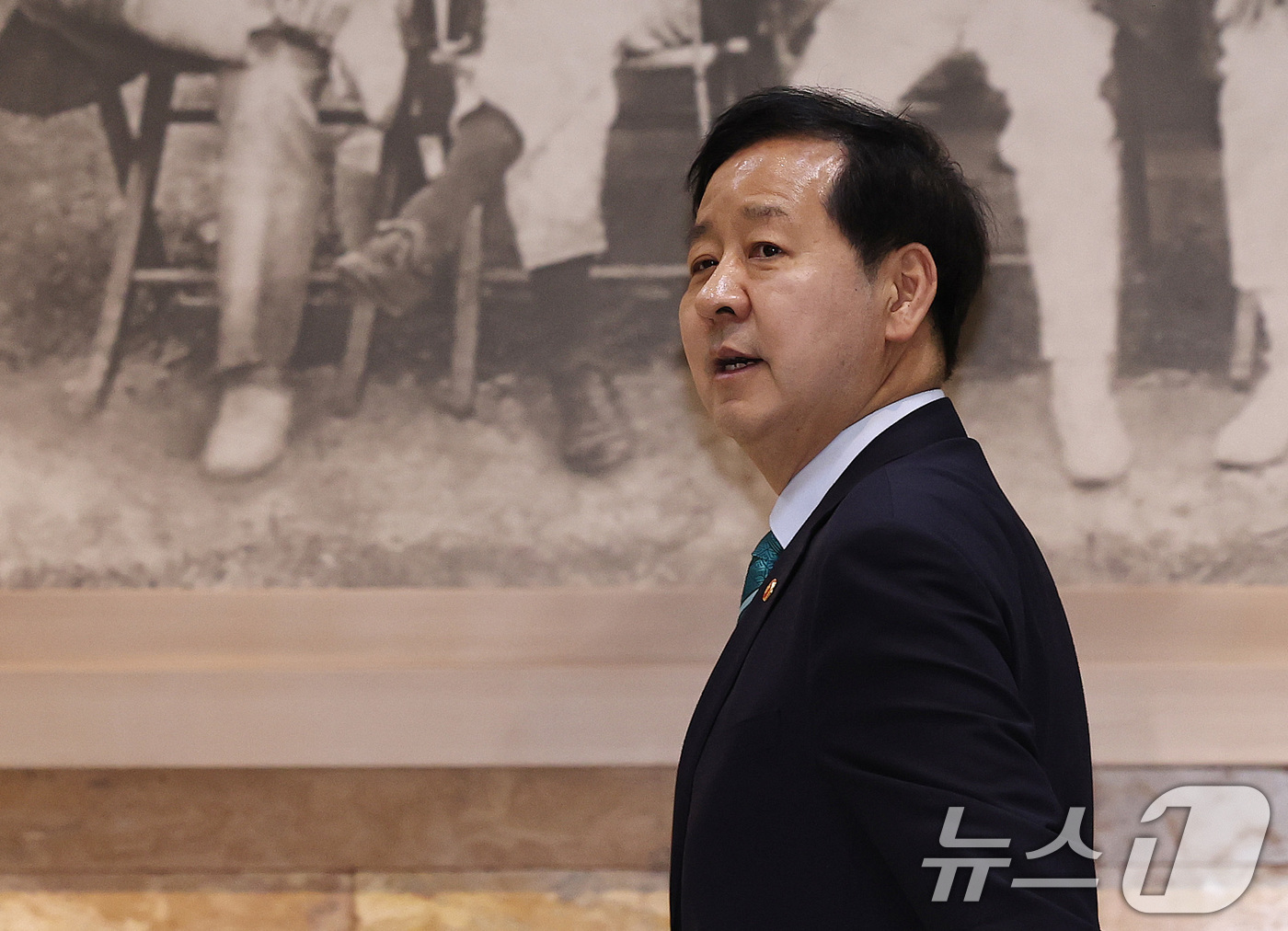 (서울=뉴스1) 구윤성 기자 = 구윤철 부총리 겸 재정경제부 장관이 23일 오후 본회의가 열리는 서울 여의도 국회에 들어서고 있다. 2026.4.23/뉴스1