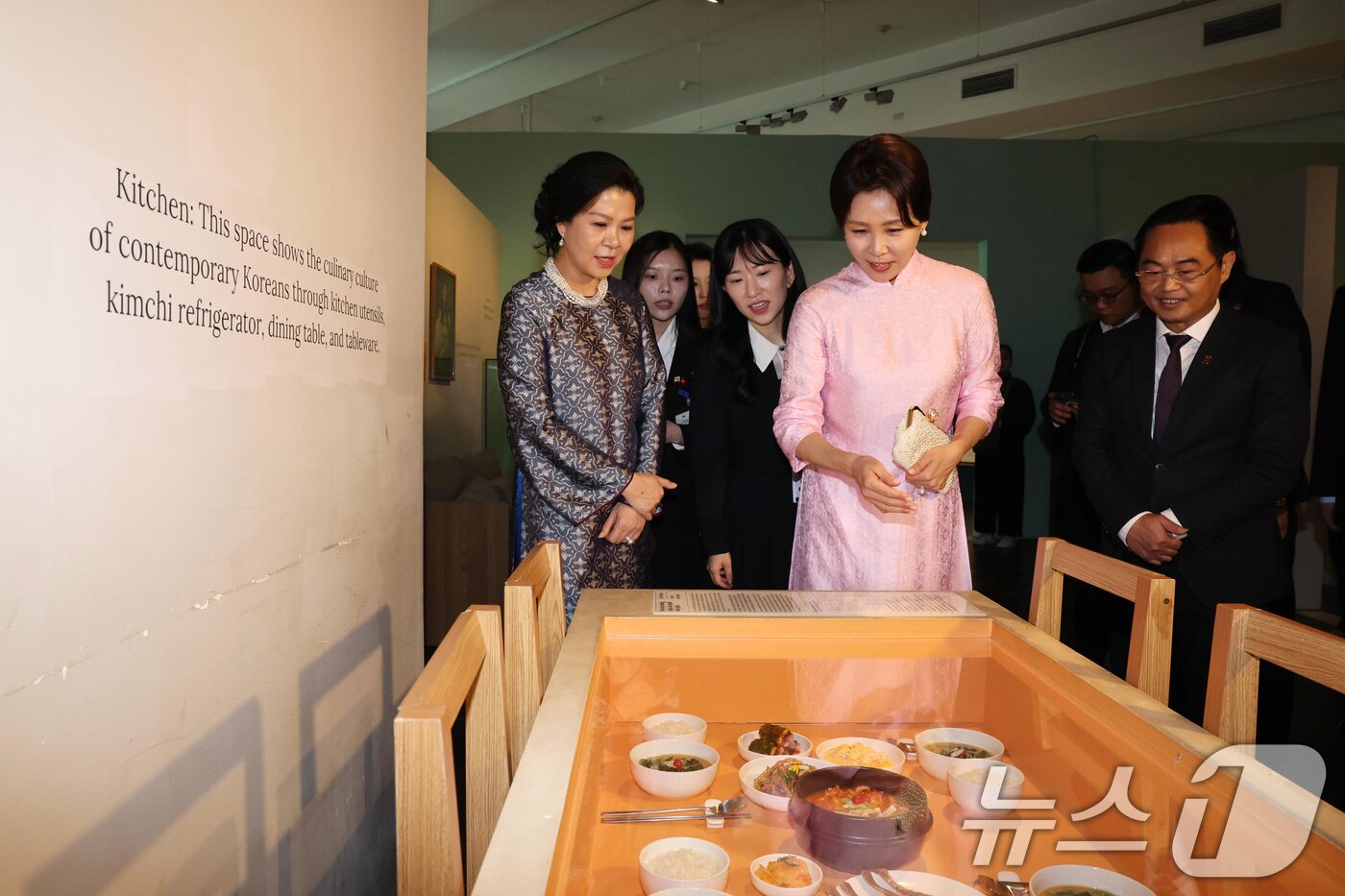 본문 이미지 - 이재명 대통령과 베트남을 국빈 방문중인 김혜경 여사가 23일(현지시간) 하노이 민족학 박물관에서 열린 배우자간 친교행사에서 또 럼 베트남 공산당 서기장의 부인 응오 프엉 리 여사와 작품을 관람하고 있다. 김 여사가 입고 있는 옷은 응오 프엉 리 여사가 선물한 베트남 전통복장 아오자이다. 2026.4.23 ⓒ 뉴스1 이재명 기자