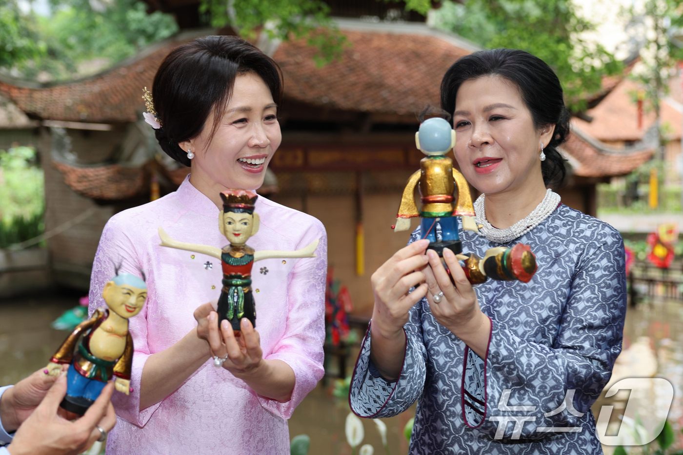 (하노이(베트남)=뉴스1) 이재명 기자 = 이재명 대통령과 베트남을 국빈 방문중인 김혜경 여사가 23일(현지시간) 하노이 민족학 박물관에서 열린 배우자간 친교행사에서 또 럼 베트남 …