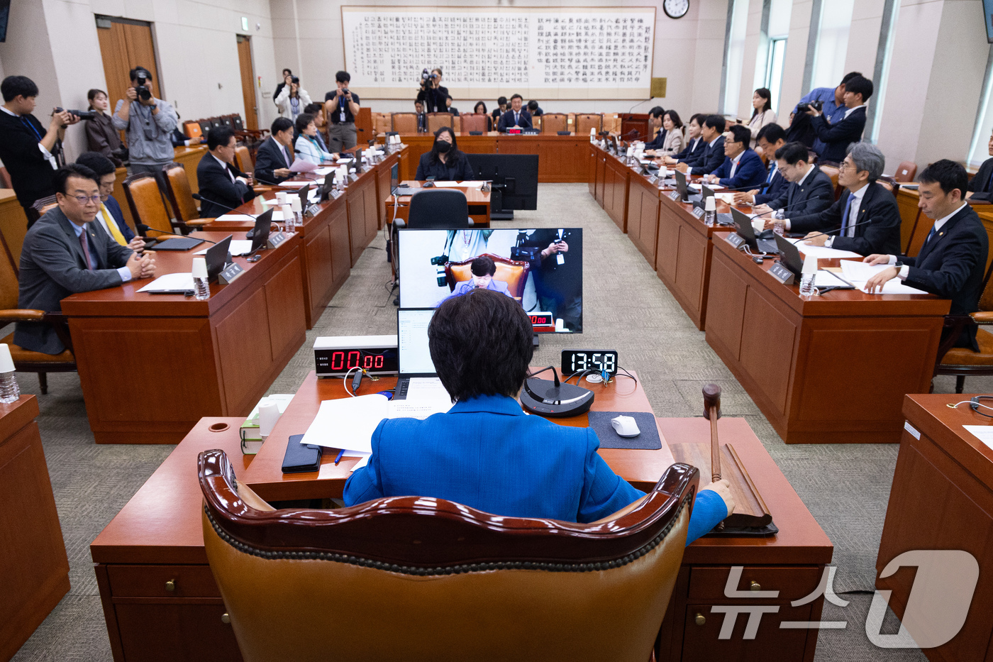 (서울=뉴스1) 유승관 기자 = 서영교 국회 법제사법위원장이 23일 서울 여의도 국회에서 열린 제434회 국회(임시회) 법제사법위원회 제4차 전체회의에서 의사봉을 두드리고 있다. …