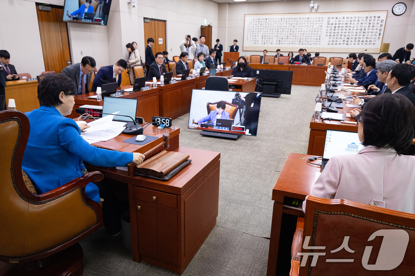 (서울=뉴스1) 유승관 기자 = 서영교 국회 법제사법위원장이 23일 서울 여의도 국회에서 열린 제434회 국회(임시회) 법제사법위원회 제4차 전체회의에서 의사봉을 두드리고 있다. …