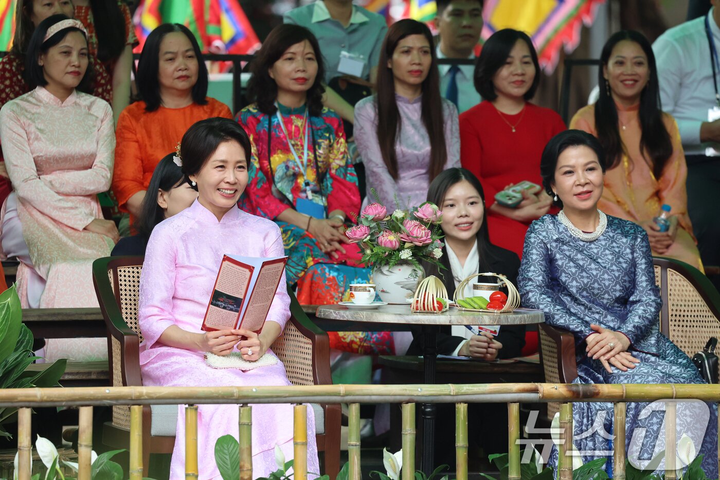 본문 이미지 - 이재명 대통령과 베트남을 국빈 방문중인 김혜경 여사가 23일(현지시간) 하노이 민족학 박물관에서 열린 배우자간 친교행사에서 또 럼 베트남 공산당 서기장의 부인 응오 프엉 리 여사와 공연을 관람하고 있다. 김 여사가 입고 있는 옷은 응오 프엉 리 여사가 선물한 베트남 전통복장 아오자이다. 2026.4.23 ⓒ 뉴스1 이재명 기자