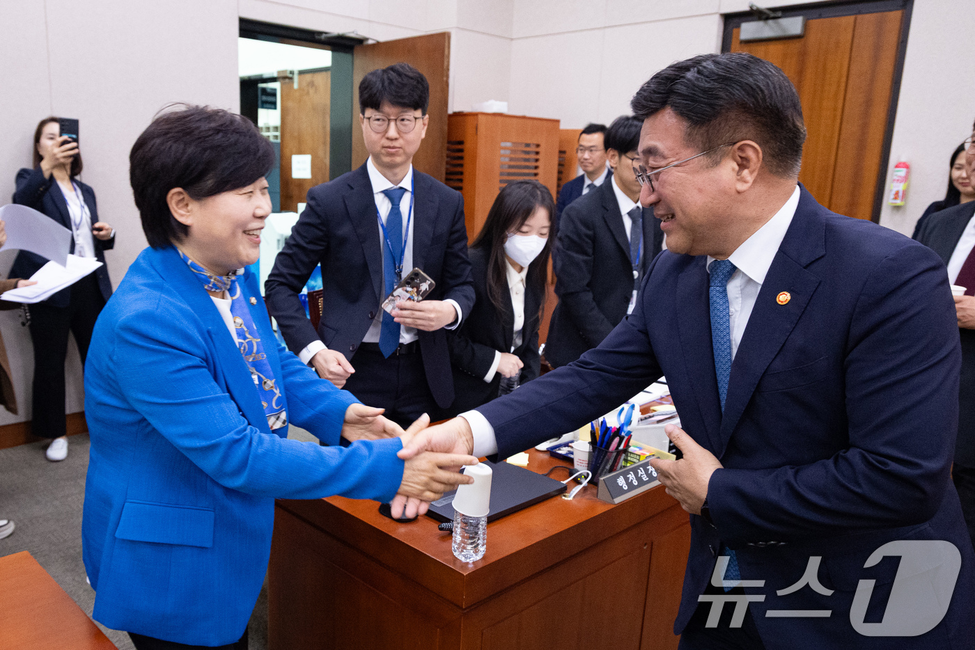 (서울=뉴스1) 유승관 기자 = 서영교 국회 법제사법위원장과 윤호중 행정안전부 장관이 23일 서울 여의도 국회에서 열린 제434회 국회(임시회) 법제사법위원회 제4차 전체회의 산회 …