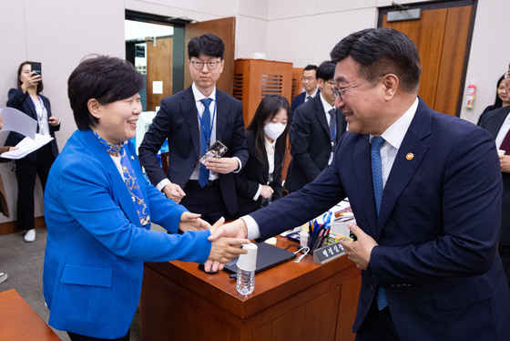 윤호중 행안부 장관과 인사하는 서영교 법사위원장