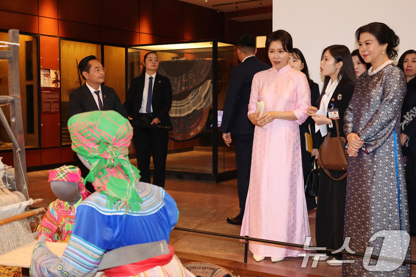 본문 이미지 - 이재명 대통령과 베트남을 국빈 방문중인 김혜경 여사가 23일(현지시간) 하노이 민족학 박물관에서 열린 배우자간 친교행사에서 또 럼 베트남 공산당 서기장의 부인 응오 프엉 리 여사와 작품을 관람하고 있다. 김 여사가 입고 있는 옷은 응오 프엉 리 여사가 선물한 베트남 전통복장 아오자이다. 2026.4.23 ⓒ 뉴스1 이재명 기자