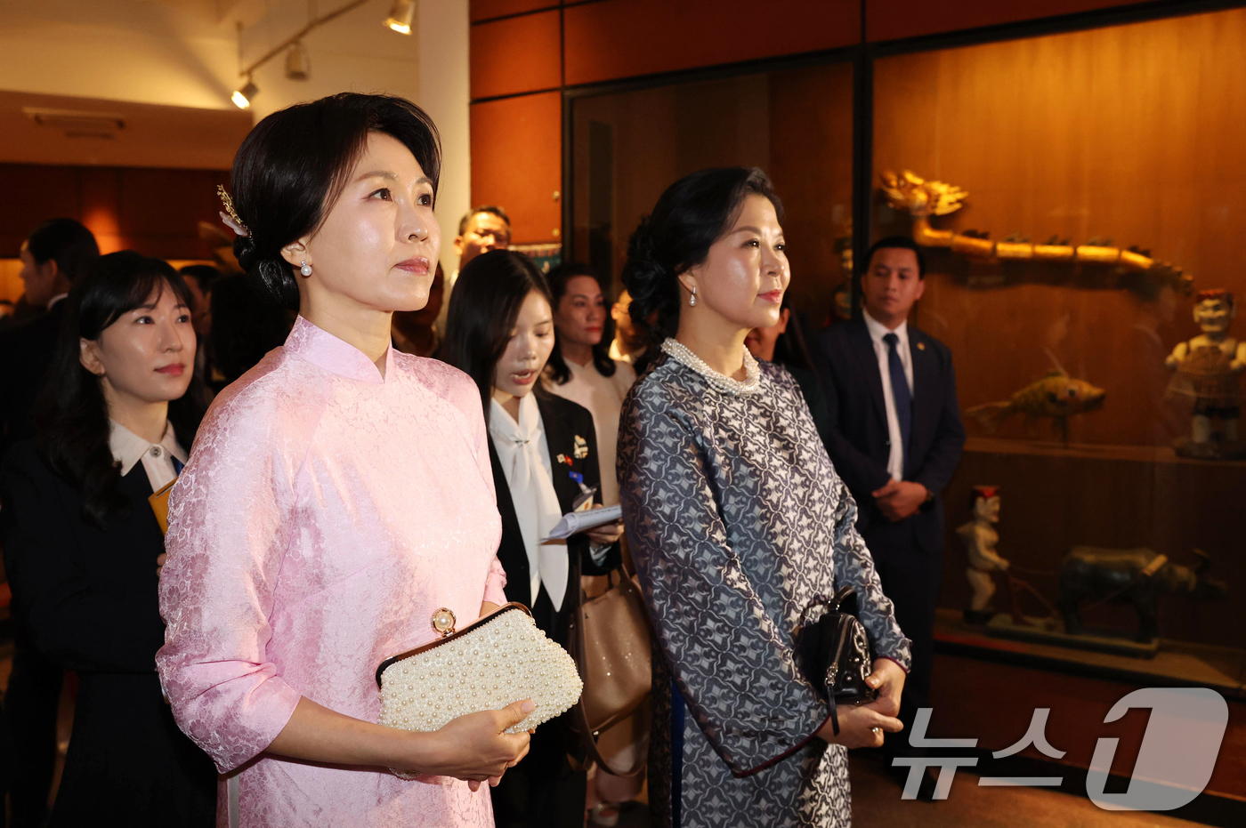 (하노이(베트남)=뉴스1) 이재명 기자 = 이재명 대통령과 베트남을 국빈 방문중인 김혜경 여사가 23일(현지시간) 하노이 민족학 박물관에서 열린 배우자간 친교행사에서 또 럼 베트남 …