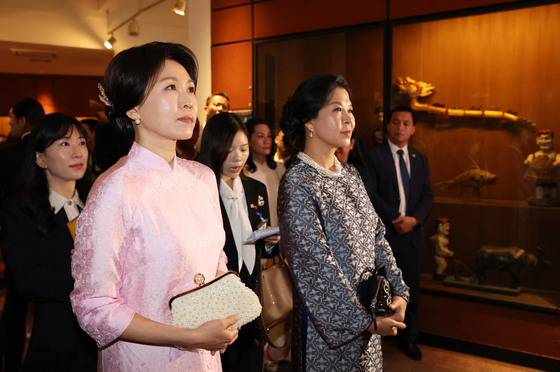 작품 관람하는 한-베트남 정상 배우자