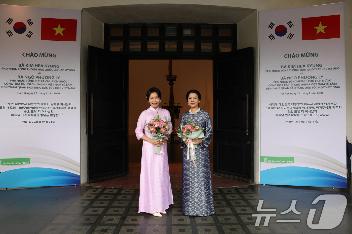 (하노이(베트남)=뉴스1) 이재명 기자 = 이재명 대통령과 베트남을 국빈 방문중인 김혜경 여사가 23일(현지시간) 하노이 민족학 박물관에서 열린 배우자간 친교행사에서 또 럼 베트남 …