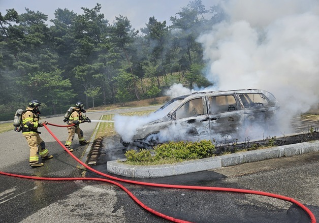 상주 경천대 주차장 차량에 불…50대 여성 숨진 채 발견