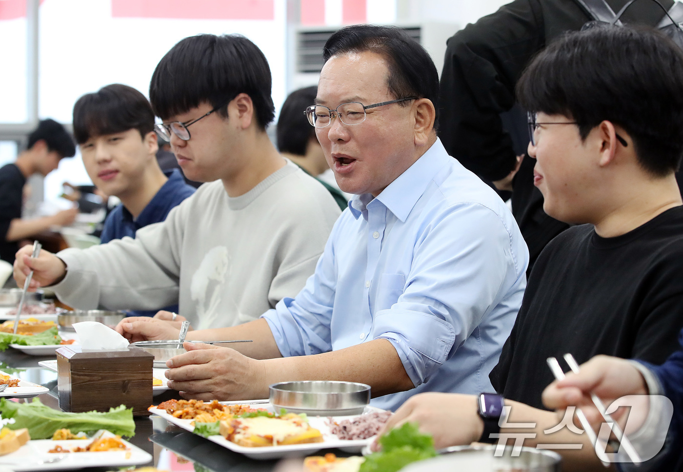경북대 학생들과 즐거운 점심 - 뉴스 썸네일 이미지