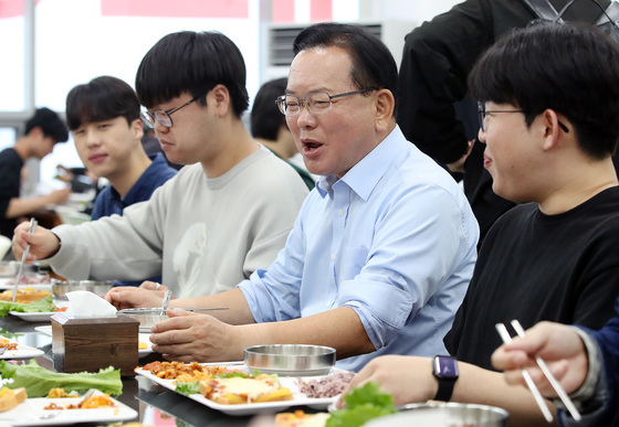 '사람 보고 선택' 편지 받은 김부겸…"가슴 벅차, 운동화 다 닳도록 뛰겠다"