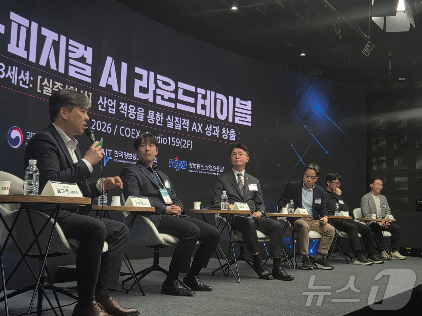 (서울=뉴스1) = 류제명 과학기술정보통신부 제2차관이 23일 서울 강남구 코엑스에서 열린 월드IT쇼 2026 K-피지컬 AI 라운드테이블에서 김기훈 모벤시스 대표이사의 발언을 듣 …